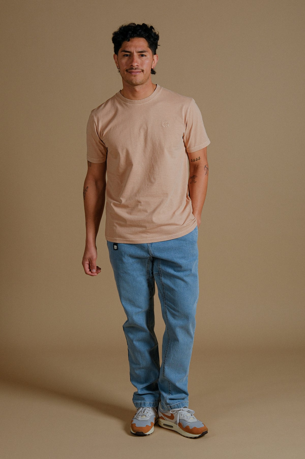 Personne portant un Essential Pigment T-Shirt en Cuban Sand, vue de face | TP_IMAGE_TYPE=MODEL_FRONT