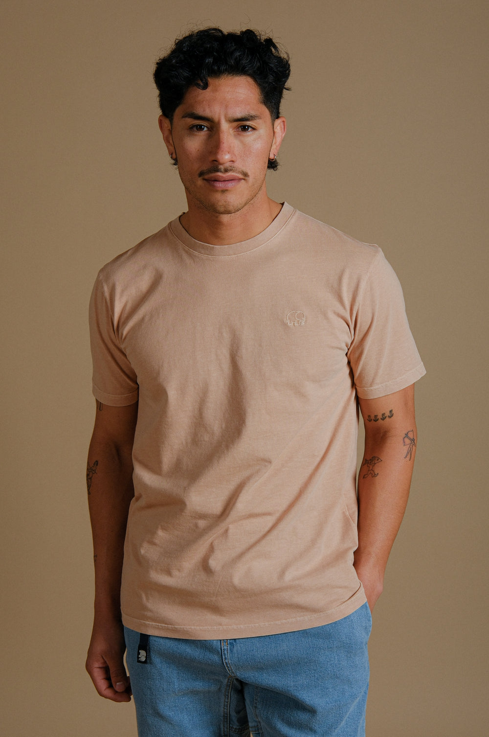 Personne portant un Essential Pigment T-Shirt en Cuban Sand, vue de face | TP_IMAGE_TYPE=MODEL_FRONT