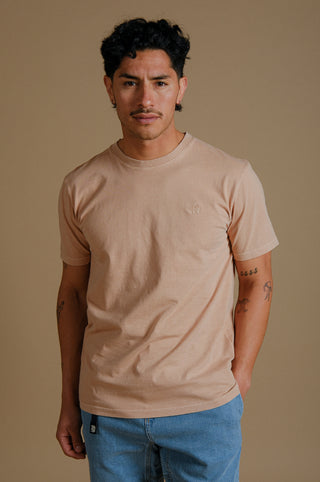 Personne portant un Essential Pigment T-Shirt en Cuban Sand, vue de face | TP_IMAGE_TYPE=MODEL_FRONT