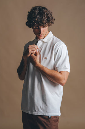 Persona che indossa la Alcalali Pigment Dyed Organic Polo Shirt in Almond Milk, con un look stiloso e casual. | TP_IMAGE_TYPE=MODEL_FRONT