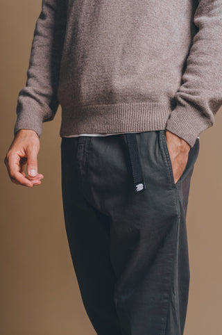 Personne portant l'Ecodye Cotton Climber Pant en Dark Grey | TP_IMAGE_TYPE=MODEL_FRONT