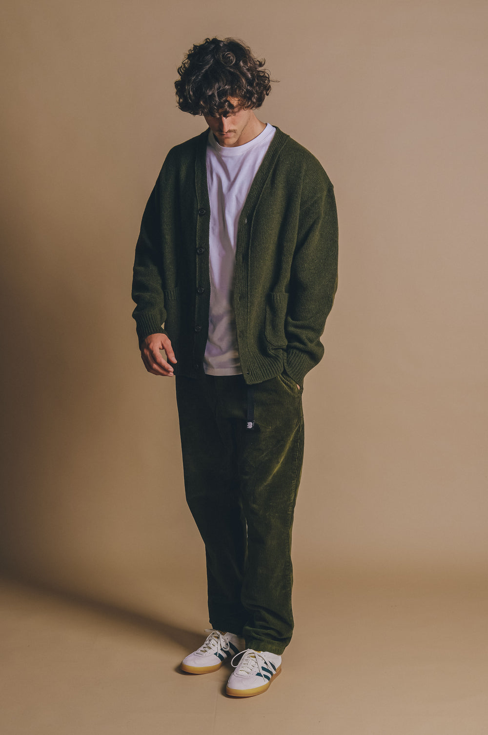 Persona che indossa Corduroy Ecodye Climber Pant Dark Olive, vista frontale | TP_IMAGE_TYPE=MODEL_FRONT