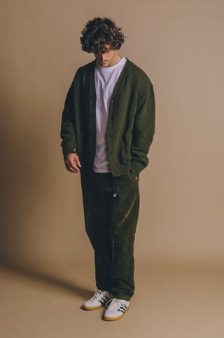 Persona che indossa Corduroy Ecodye Climber Pant Dark Olive, vista frontale | TP_IMAGE_TYPE=MODEL_FRONT