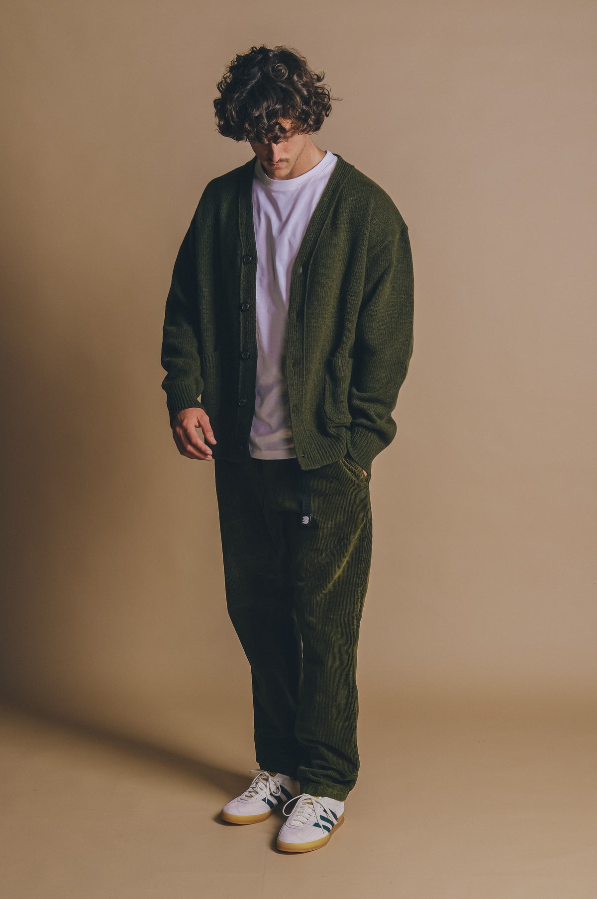 Persona che indossa Corduroy Ecodye Climber Pant Dark Olive, vista frontale | TP_IMAGE_TYPE=MODEL_FRONT