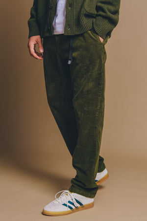 Persona che indossa Corduroy Ecodye Climber Pant in Dark Olive, vista frontale | TP_IMAGE_TYPE=MODEL_FRONT