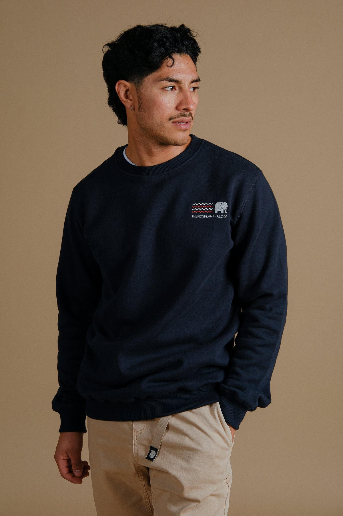 Personne portant un Explanada Organic Sweatshirt Blue, vue de face | TP_IMAGE_TYPE=MODEL_FRONT