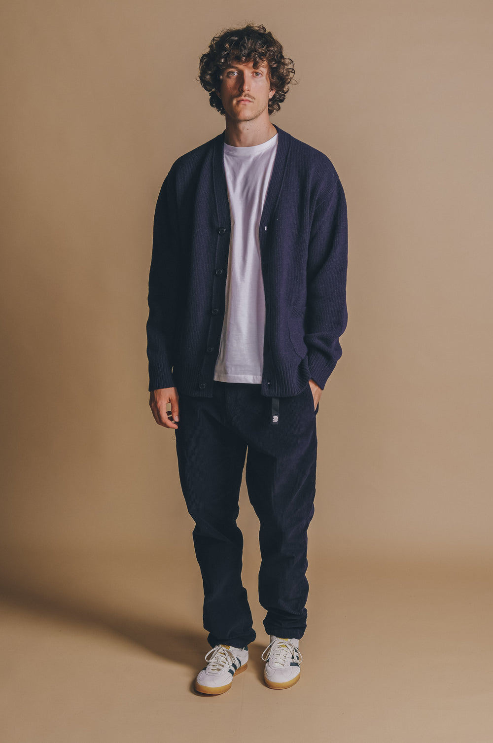 Personne portant le Corduroy Ecodye Climber Pant Navy, vue de face | TP_IMAGE_TYPE=MODEL_FRONT