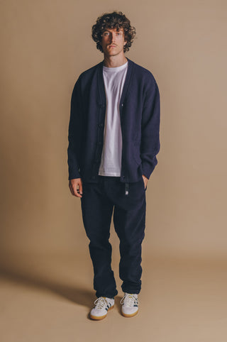Personne portant le Corduroy Ecodye Climber Pant Navy, vue de face | TP_IMAGE_TYPE=MODEL_FRONT