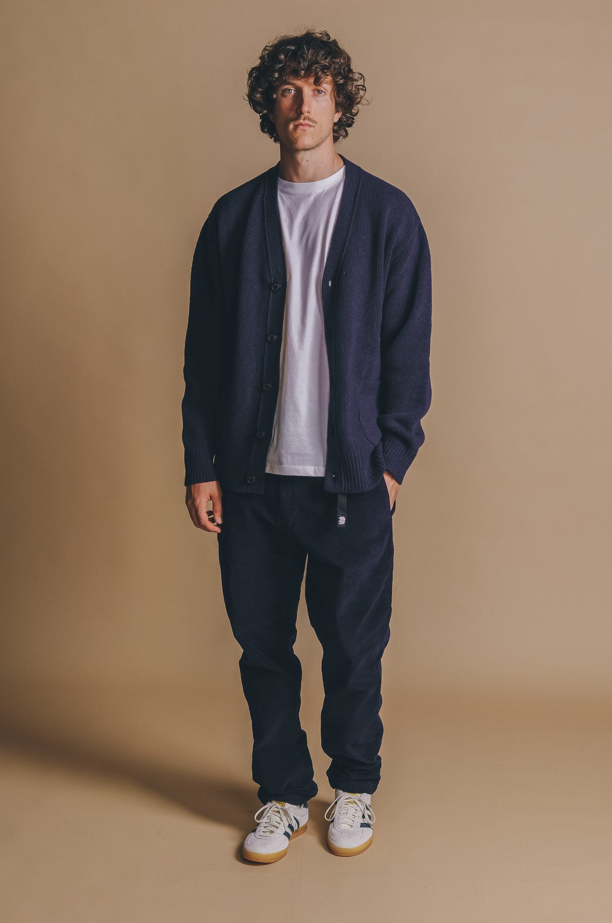 Personne portant le Corduroy Ecodye Climber Pant Navy, vue de face | TP_IMAGE_TYPE=MODEL_FRONT