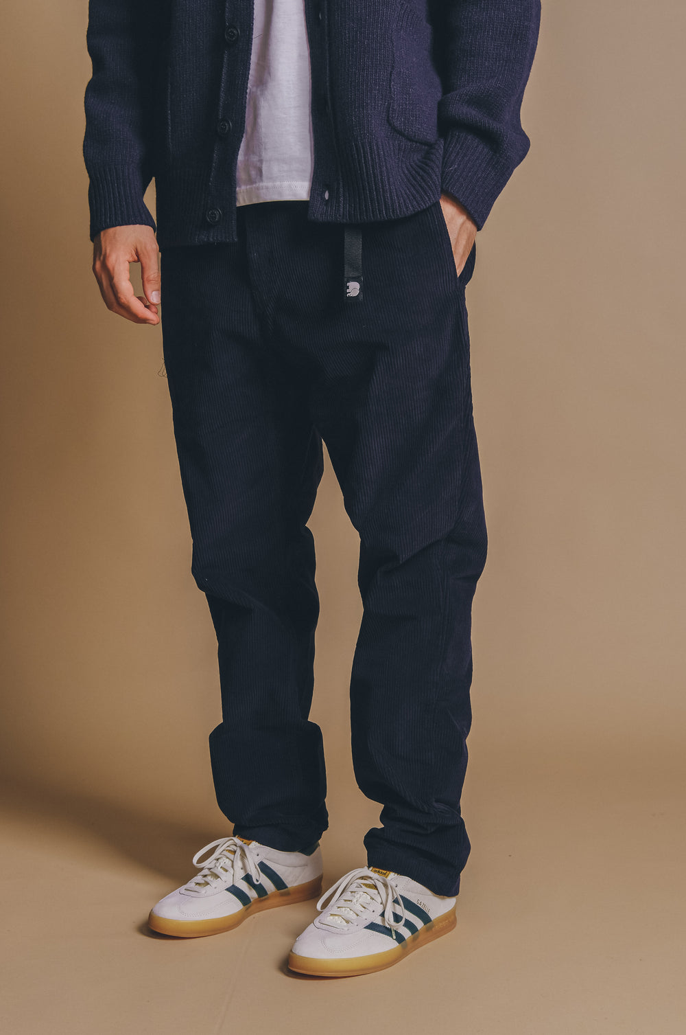 Personne portant le Corduroy Ecodye Climber Pant Navy, vue de face | TP_IMAGE_TYPE=MODEL_FRONT