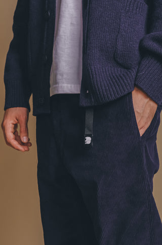 Personne portant le Corduroy Ecodye Climber Pant Navy, vue de face | TP_IMAGE_TYPE=MODEL_FRONT