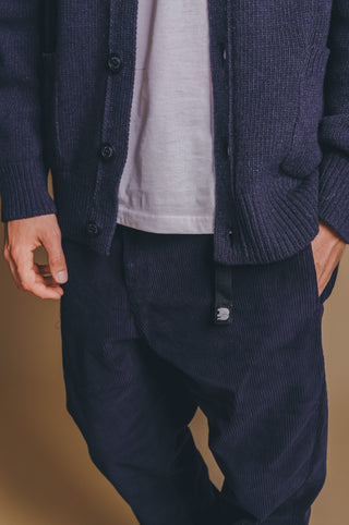 Personne portant le Corduroy Ecodye Climber Pant Navy, vue détaillée mettant en valeur la texture et la coupe | TP_IMAGE_TYPE=DETAIL