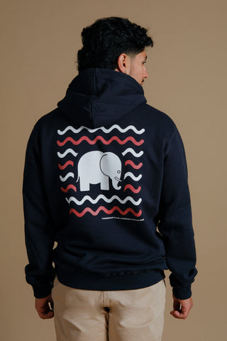 Personne portant un sweat-shirt bleu marine