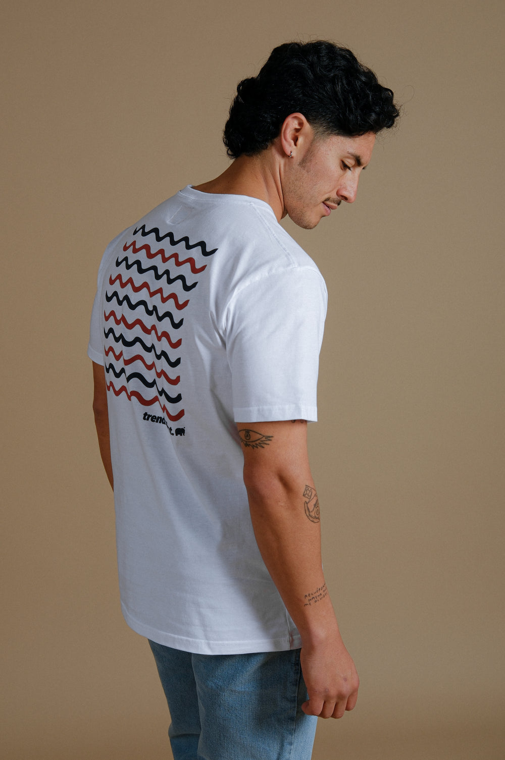 Persona con una t-shirt organica bianca Explanada, vista posteriore | TP_IMAGE_TYPE=MODEL_BACK