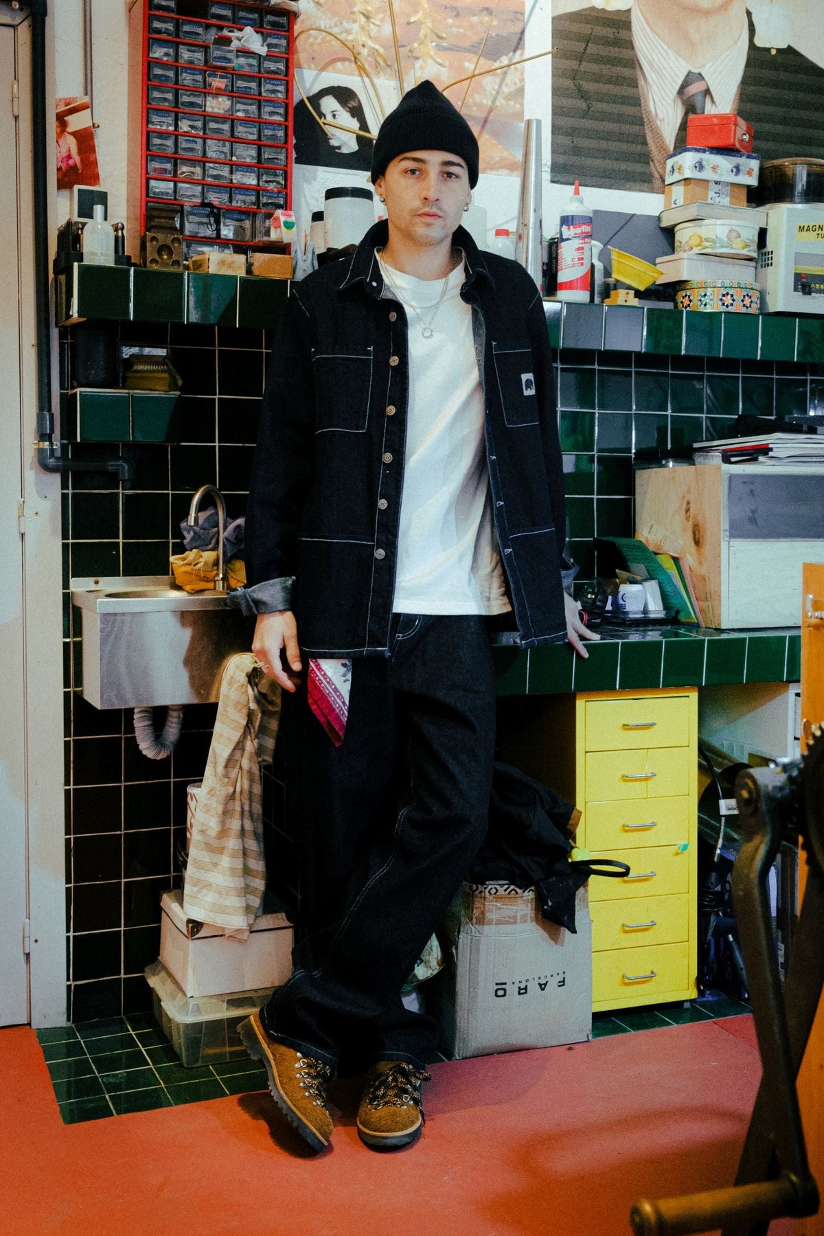 Une tenue en denim noir dans un atelier créatif | TP_IMAGE_TYPE=LIFESTYLE