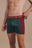 Persona che indossa Boxer Briefs Organic Essential nel design Color Block, con verde e bordeaux, vista frontale | TP_IMAGE_TYPE=MODEL_FRONT