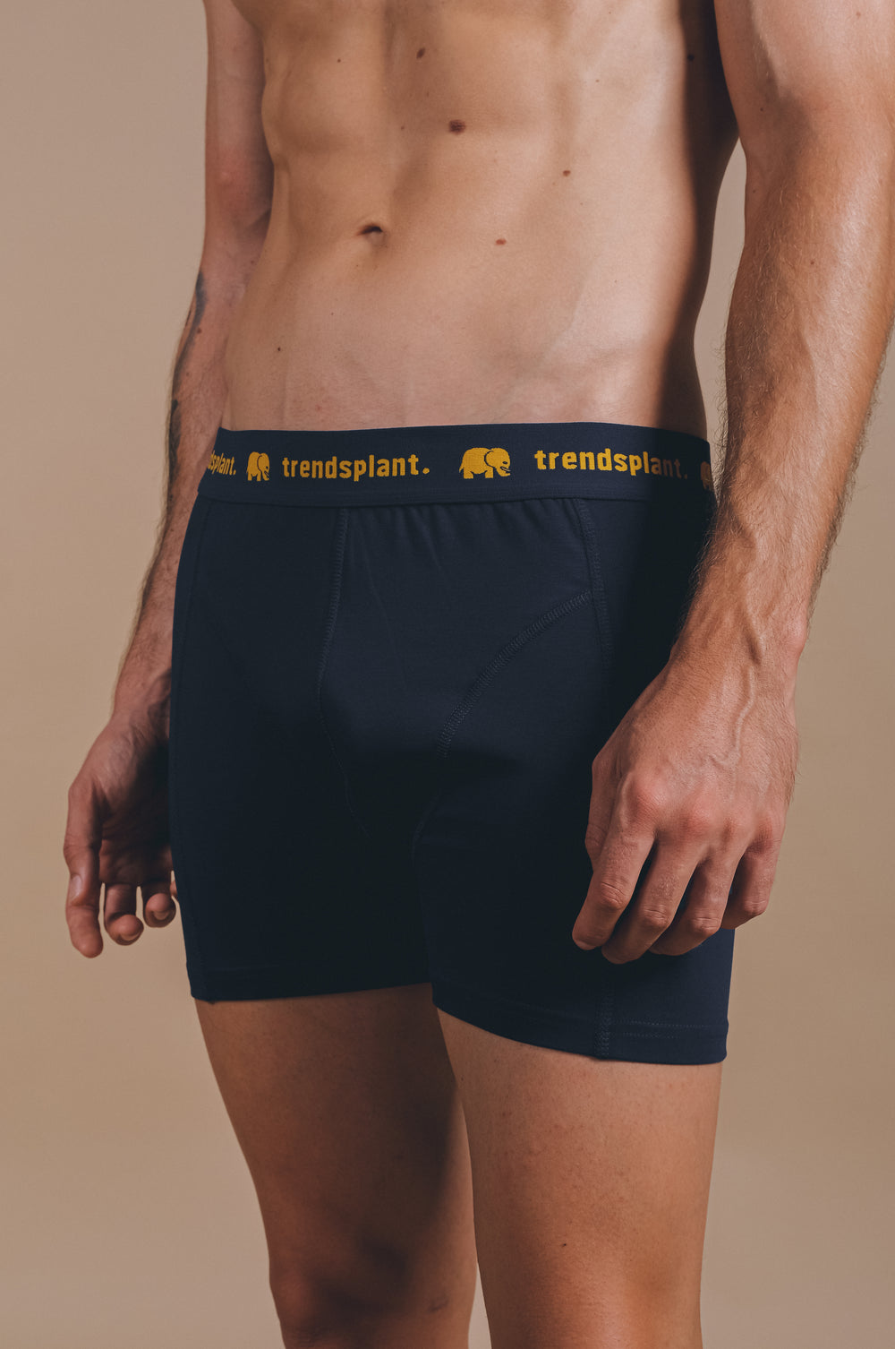 Persona che indossa Organic Essential Boxer Briefs Navy, vista frontale | TP_IMAGE_TYPE=MODEL_FRONT