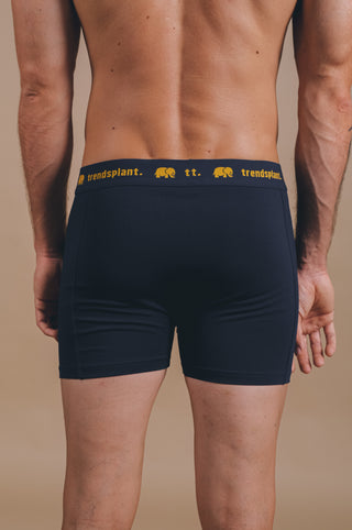 Persona che indossa Organic Essential Boxer Briefs Navy, vista posteriore | TP_IMAGE_TYPE=MODEL_BACK