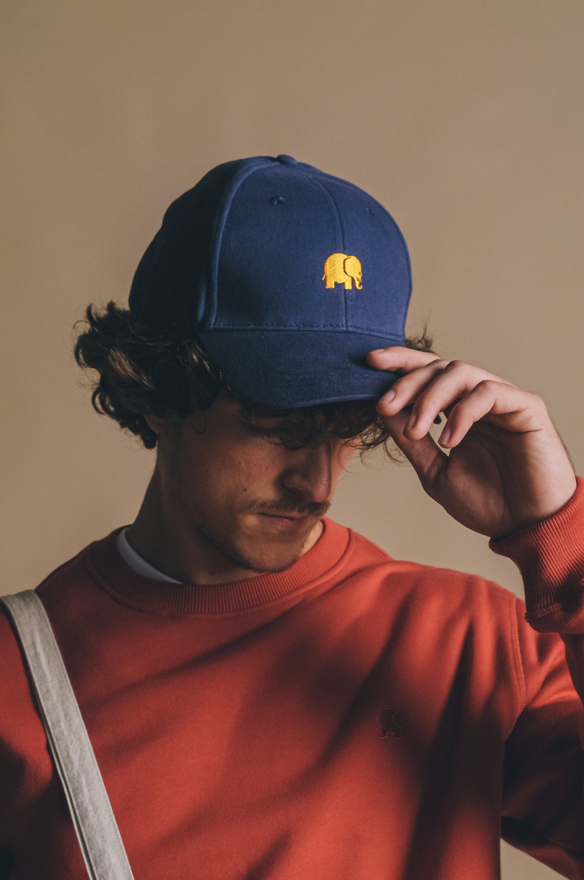 Persona che indossa un Classic 6 Panel Cap Navy, vista frontale | TP_IMAGE_TYPE=MODEL_FRONT