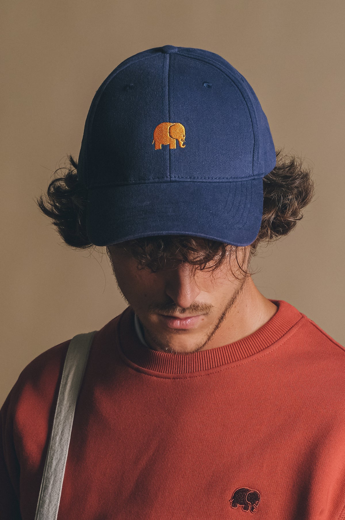 Personne portant une Classic 6 Panel Cap Navy, vue de face | TP_IMAGE_TYPE=MODEL_FRONT