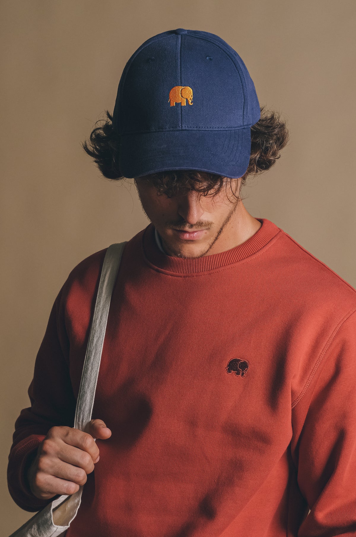 Persona che indossa un Classic 6 Panel Cap Navy, vista frontale | TP_IMAGE_TYPE=MODEL_FRONT