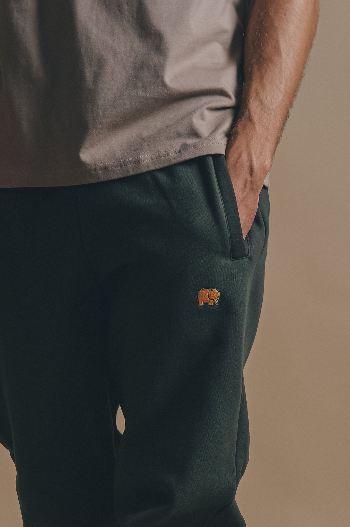 Pantalón Chandal Orgánico Esencial Scarab Green