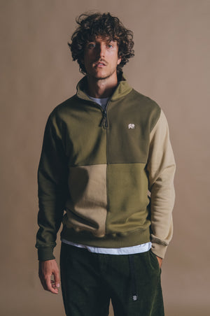 Personne portant un Color Block Half Zip Sweatshirt en Gothic Olive, vue de face | TP_IMAGE_TYPE=MODEL_FRONT