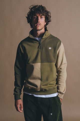 Personne portant un Color Block Half Zip Sweatshirt en Gothic Olive, vue de face | TP_IMAGE_TYPE=MODEL_FRONT