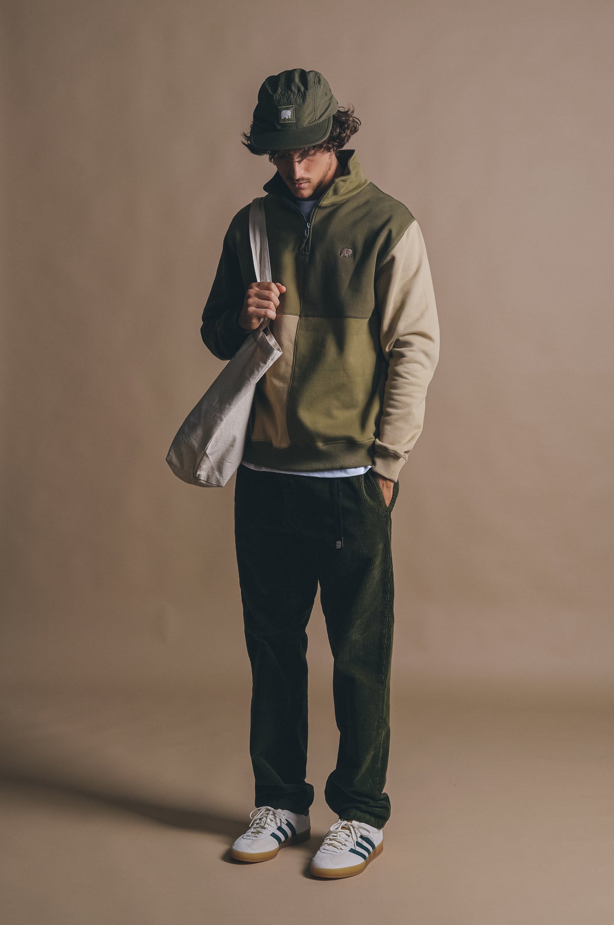 Personne portant un Color Block Half Zip Sweatshirt en Gothic Olive, vue de face | TP_IMAGE_TYPE=MODEL_FRONT