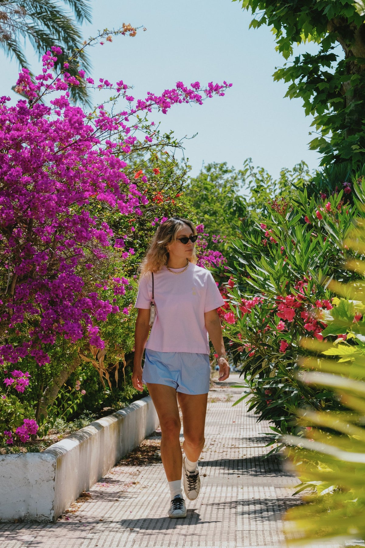 Personne portant un t-shirt Gum Pink en extérieur | TP_IMAGE_TYPE=LIFESTYLE