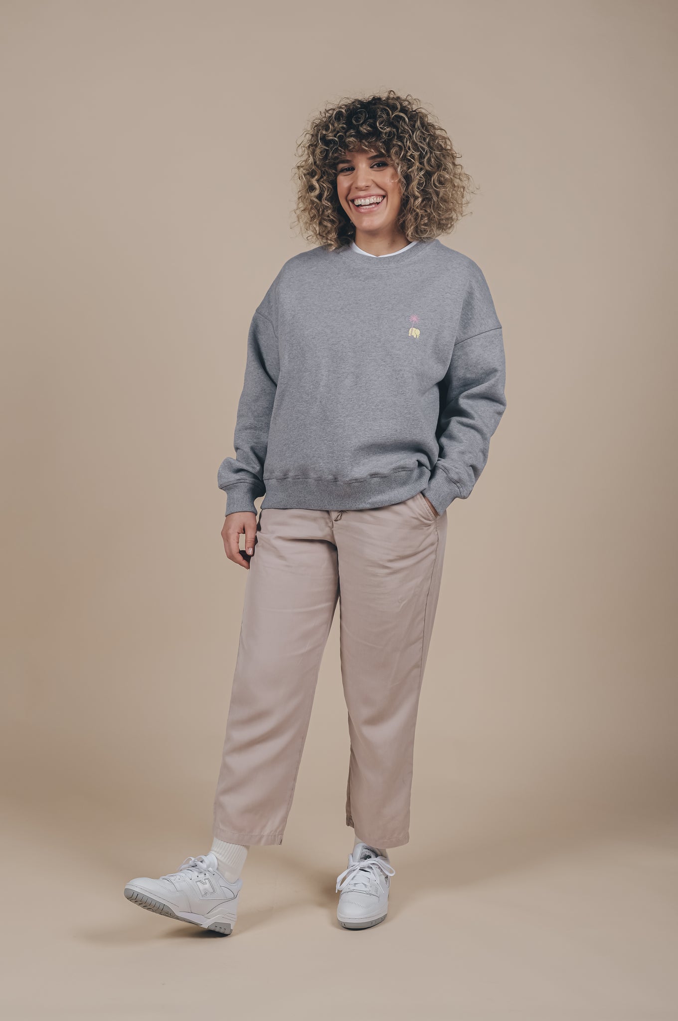 Women's Antonyo Marest x Trendsplant Art Hut Oversized  Sweater Sport Grey