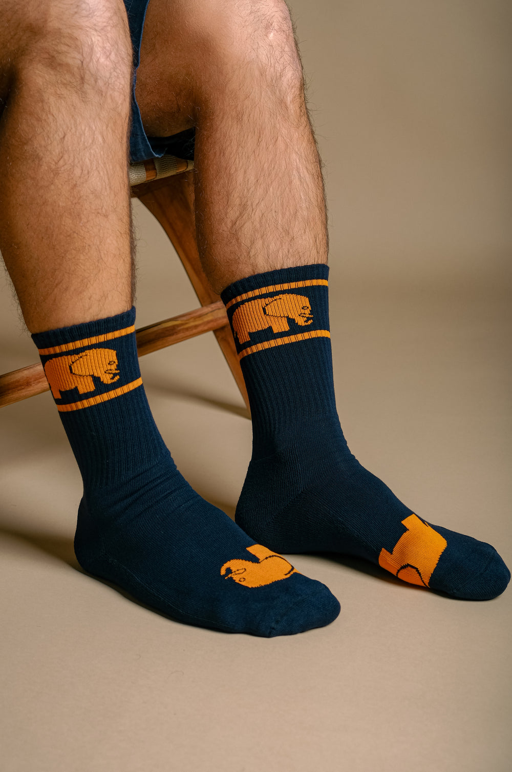Personne portant des chaussettes de sport en bambou bleu marine avec des détails orange | TP_IMAGE_TYPE=MODEL_FRONT