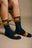 Personne portant des chaussettes de sport en bambou bleu marine avec des détails orange | TP_IMAGE_TYPE=MODEL_FRONT