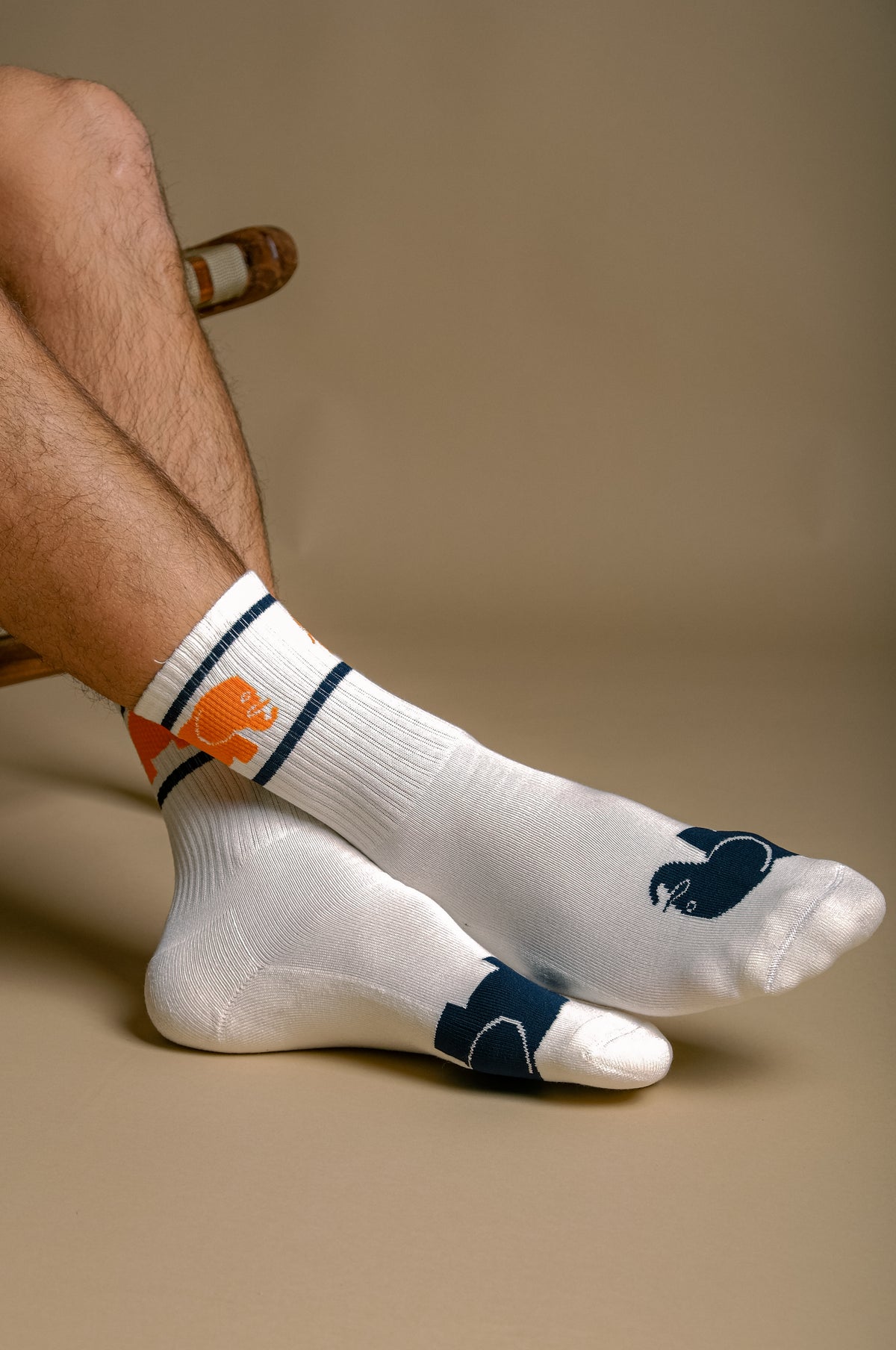 Personne portant des chaussettes de sport en bambou naturel avec des motifs colorés à la cheville | TP_IMAGE_TYPE=MODEL_FRONT