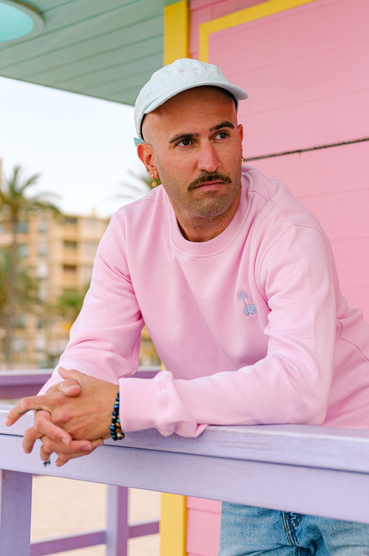 Persona che indossa un Essential Sweatshirt in Gum Pink, vista frontale | TP_IMAGE_TYPE=MODEL_FRONT