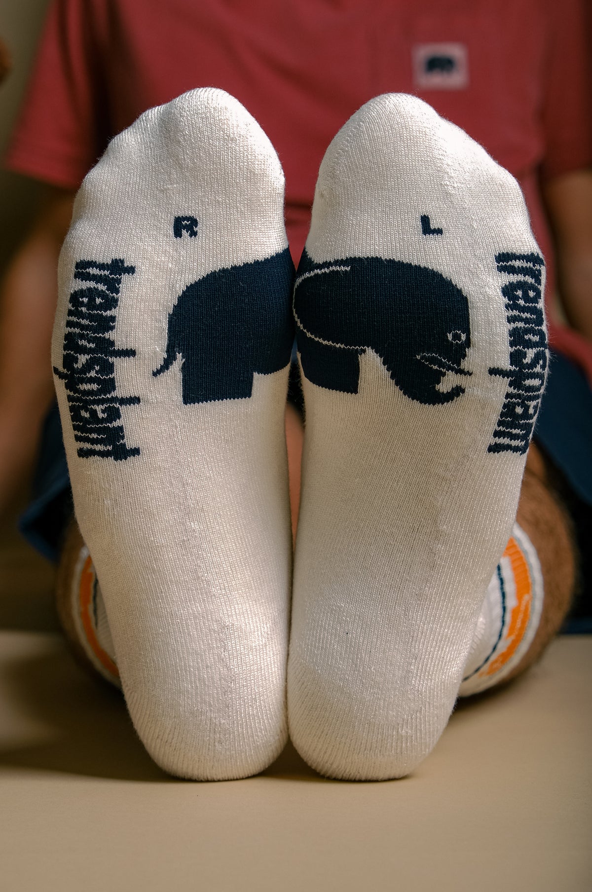 Personne portant les chaussettes de sport Natural Bamboo Athletic Socks en bambou naturel, avec un motif éléphant unique, vue de face | TP_IMAGE_TYPE=MODEL_FRONT