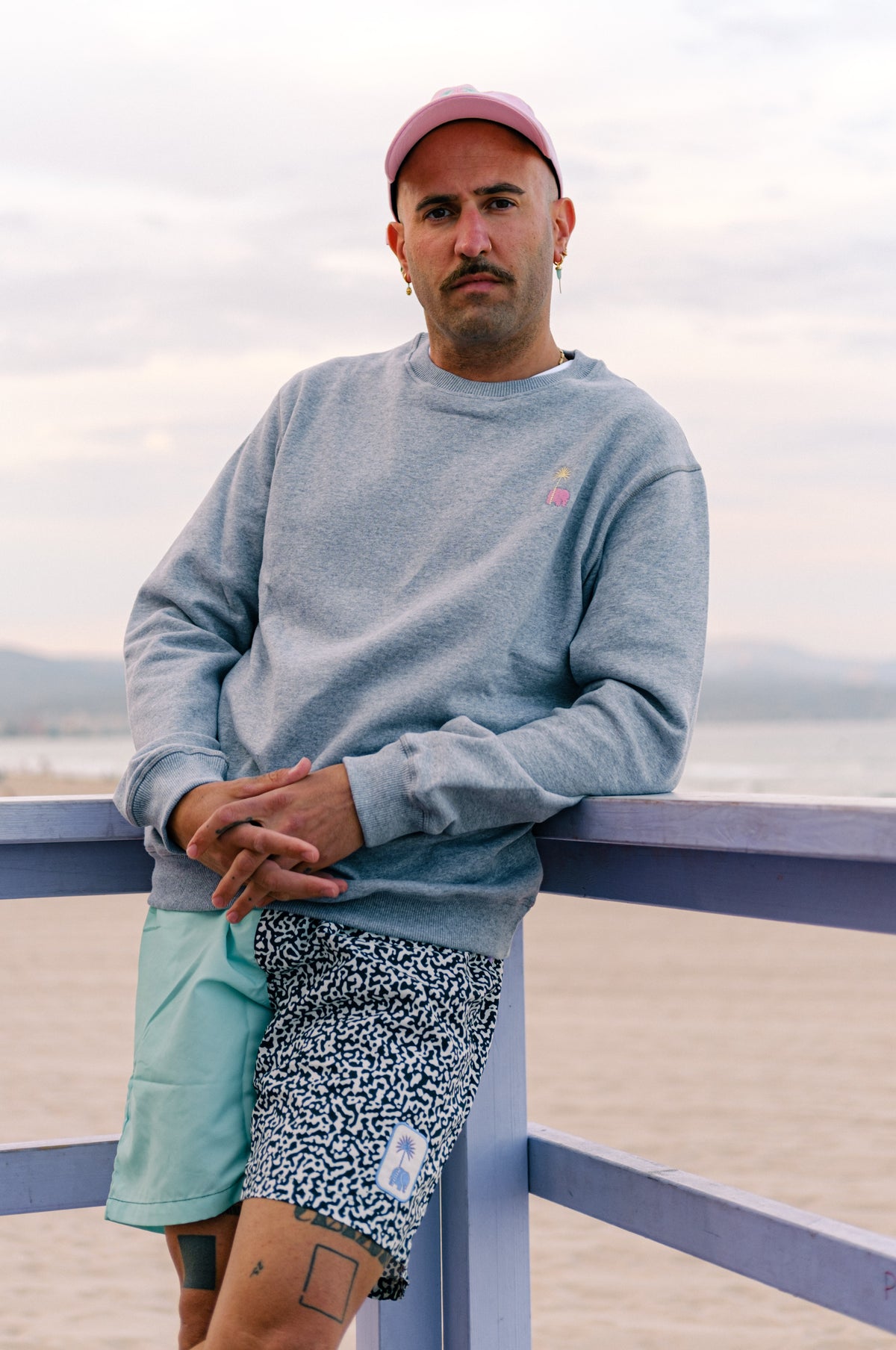 Persona che indossa la felpa Antonyo Marest x Trendsplant Art Hut in Sport Grey, vista frontale | TP_IMAGE_TYPE=MODEL_FRONT