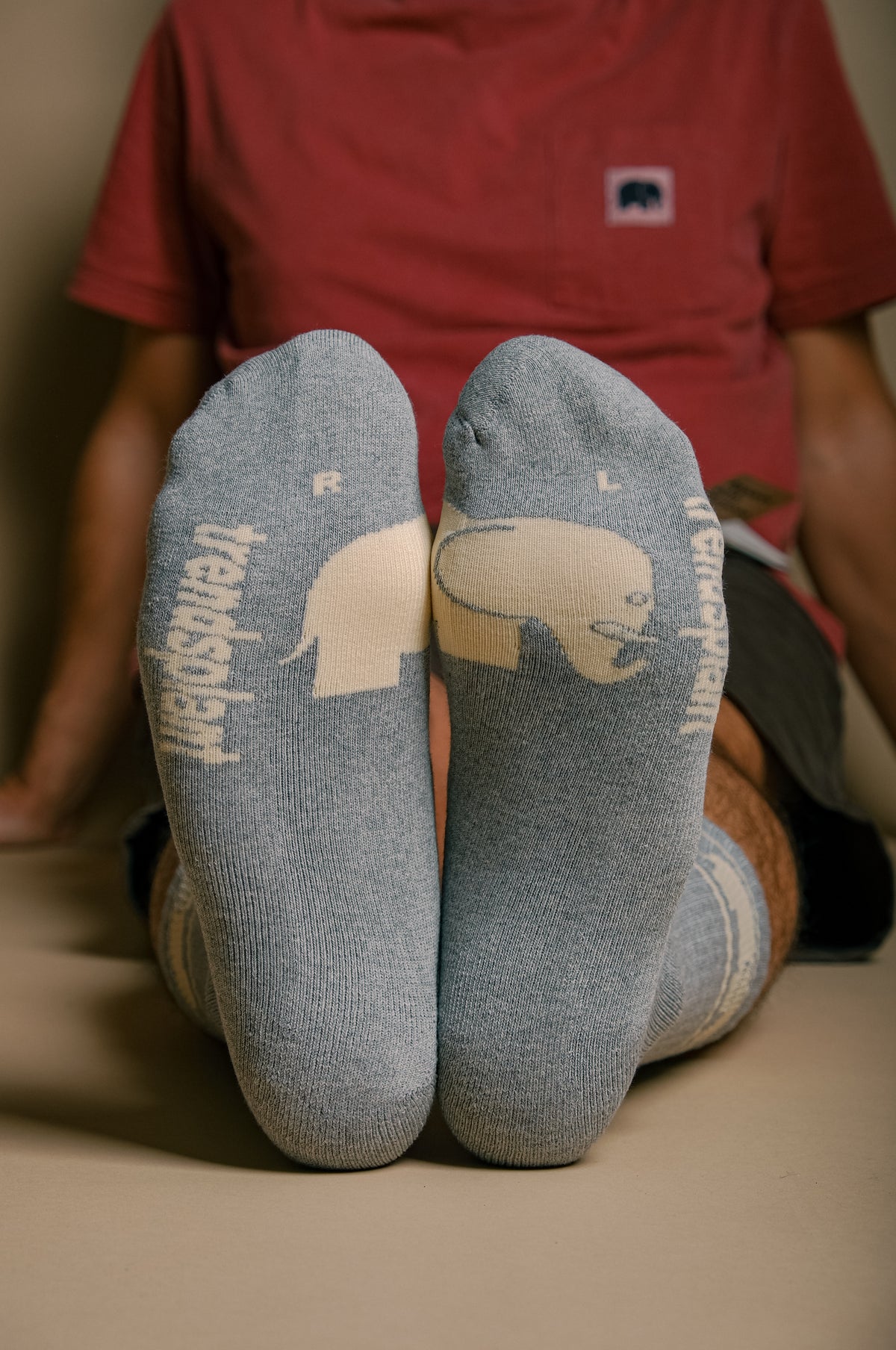 Person wearing grey organic cotton athletic socks, back view | TP_IMAGE_TYPE=MODEL_BACK