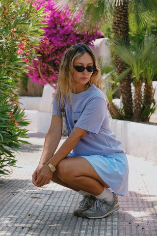 Personne portant un t-shirt teint au pigment de couleur lavande, vue de face | TP_IMAGE_TYPE=MODEL_FRONT