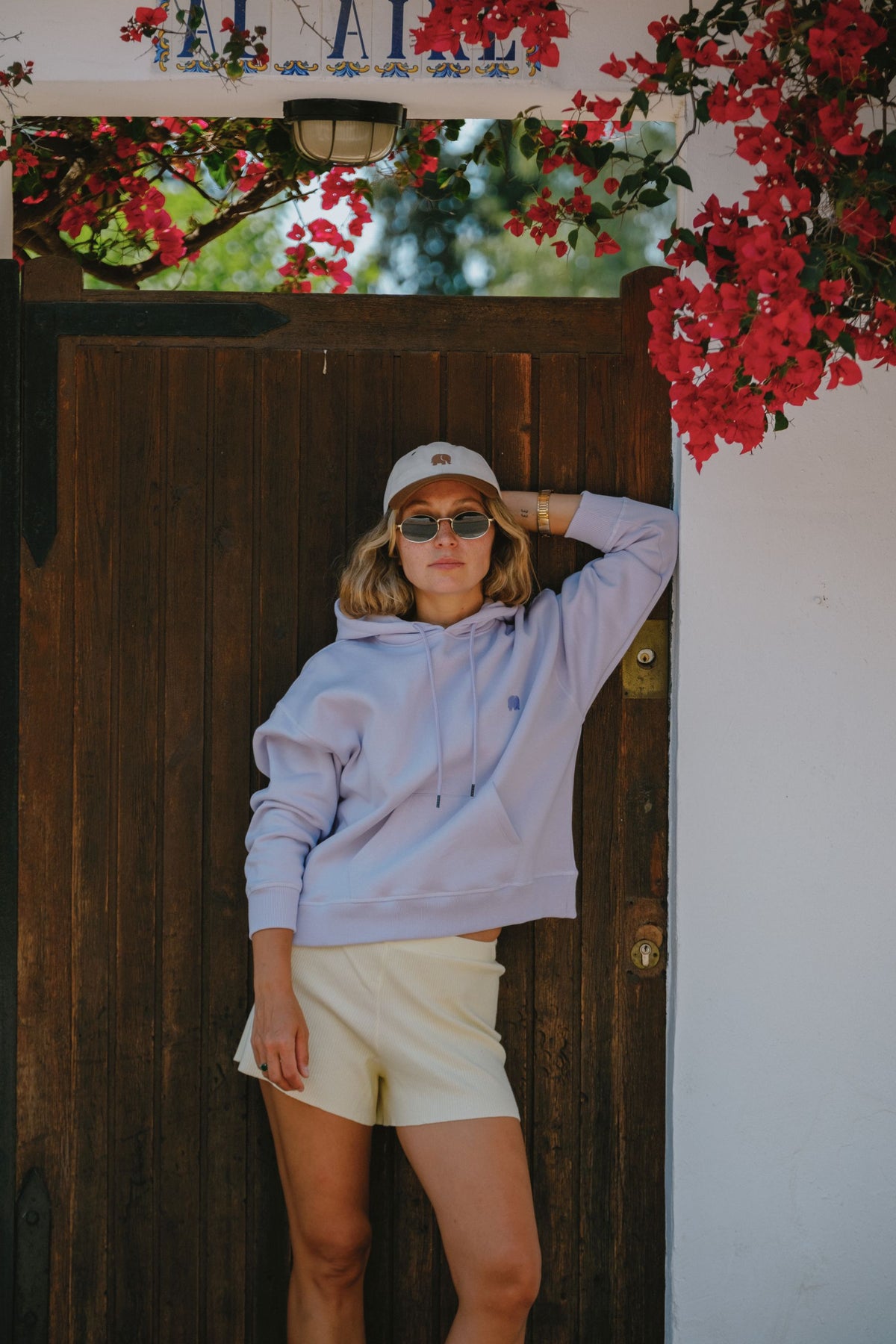 Personne portant un sweat à capuche oversize Organic Essential pour femme en Lavande, vue de face | TP_IMAGE_TYPE=MODEL_FRONT