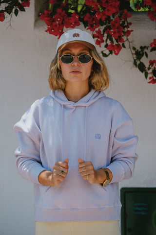 Persona che indossa una Women's Organic Essential Oversized Hoodie Lavender, vista frontale | TP_IMAGE_TYPE=MODEL_FRONT