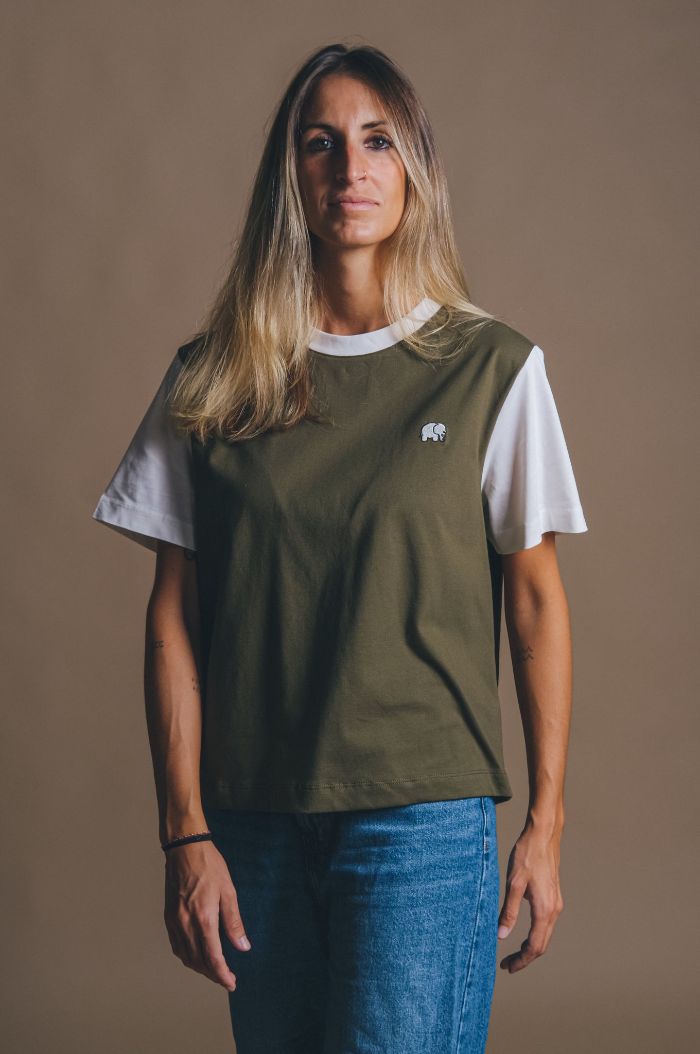 Camiseta Mujer Color Block Dark Olive/Natural