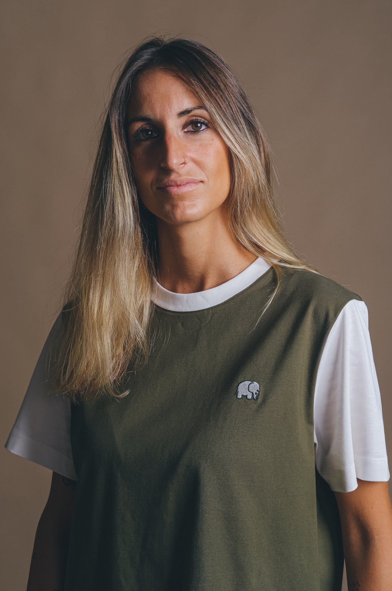 Camiseta Mujer Color Block Dark Olive/Natural