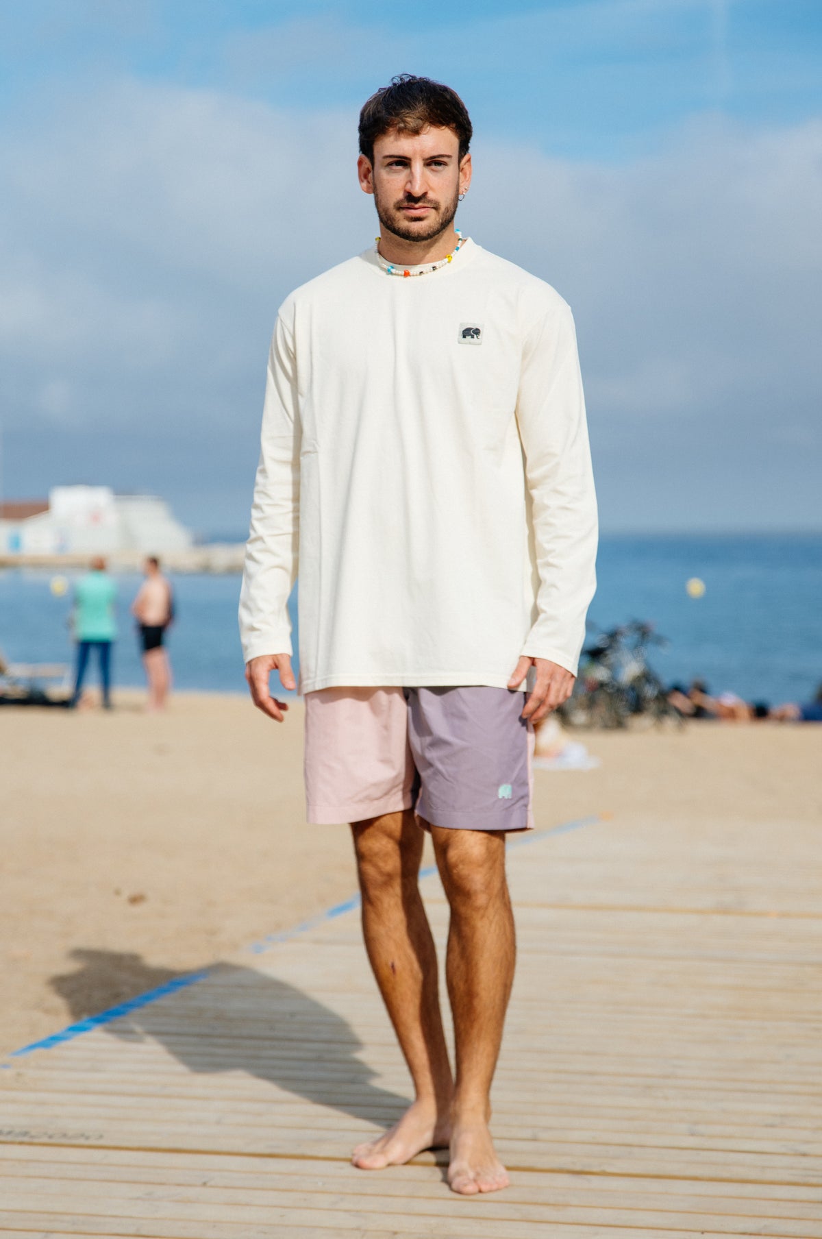 Persona che indossa Color Block Q-Nova® Swim Trunks in Mauve, vista frontale | TP_IMAGE_TYPE=MODEL_FRONT