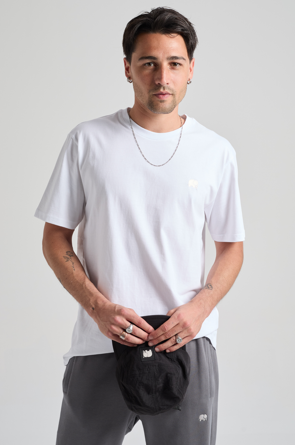 Persona che indossa una Organic Essential T-Shirt in White, vista frontale | TP_IMAGE_TYPE=MODEL_FRONT
