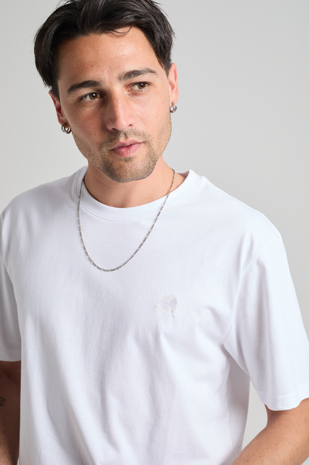Persona che indossa una Organic Essential T-Shirt in White, vista frontale | TP_IMAGE_TYPE=MODEL_FRONT