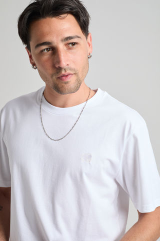 Persona che indossa una Organic Essential T-Shirt in White, vista frontale | TP_IMAGE_TYPE=MODEL_FRONT