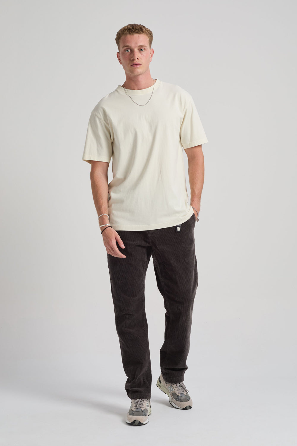 Personne portant le Corduroy Ecodye Climber Pant en Lead Grey, debout et regardant l'appareil photo | TP_IMAGE_TYPE=MODEL_FRONT