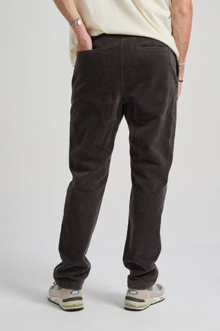 Personne portant le Corduroy Ecodye Climber Pant en Lead Grey, présentant le design de face | TP_IMAGE_TYPE=MODEL_BACK
