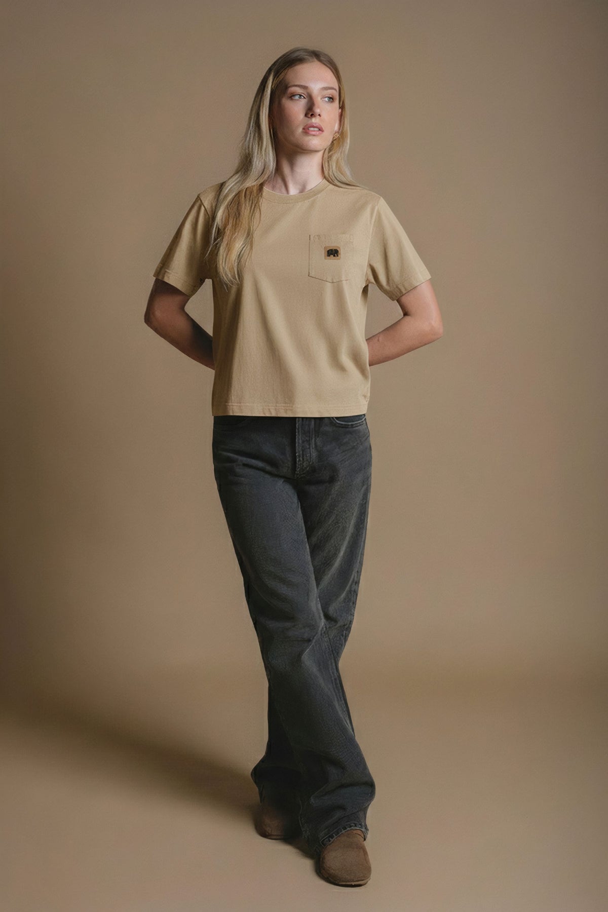Personne portant un t-shirt Eucalyptus vue de face | TP_IMAGE_TYPE=MODEL_FRONT